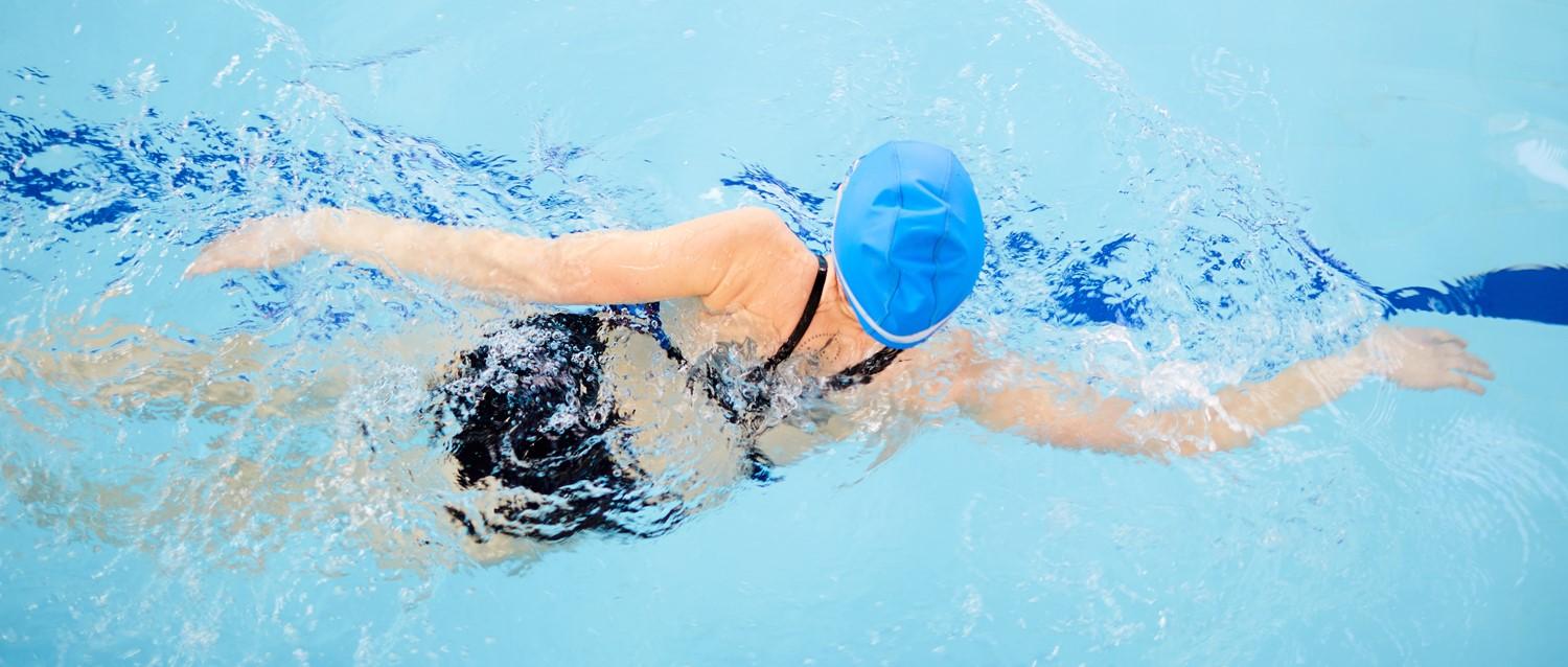 Should you eat before swimming and what types of food are best?